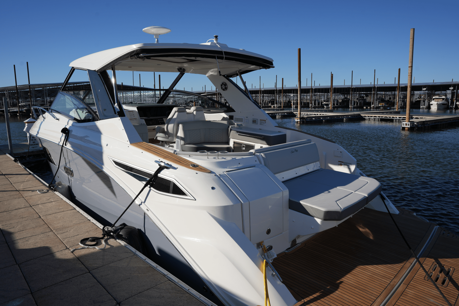 Slide: The Image of Sea Ray Sundancer 320 2025 - 2