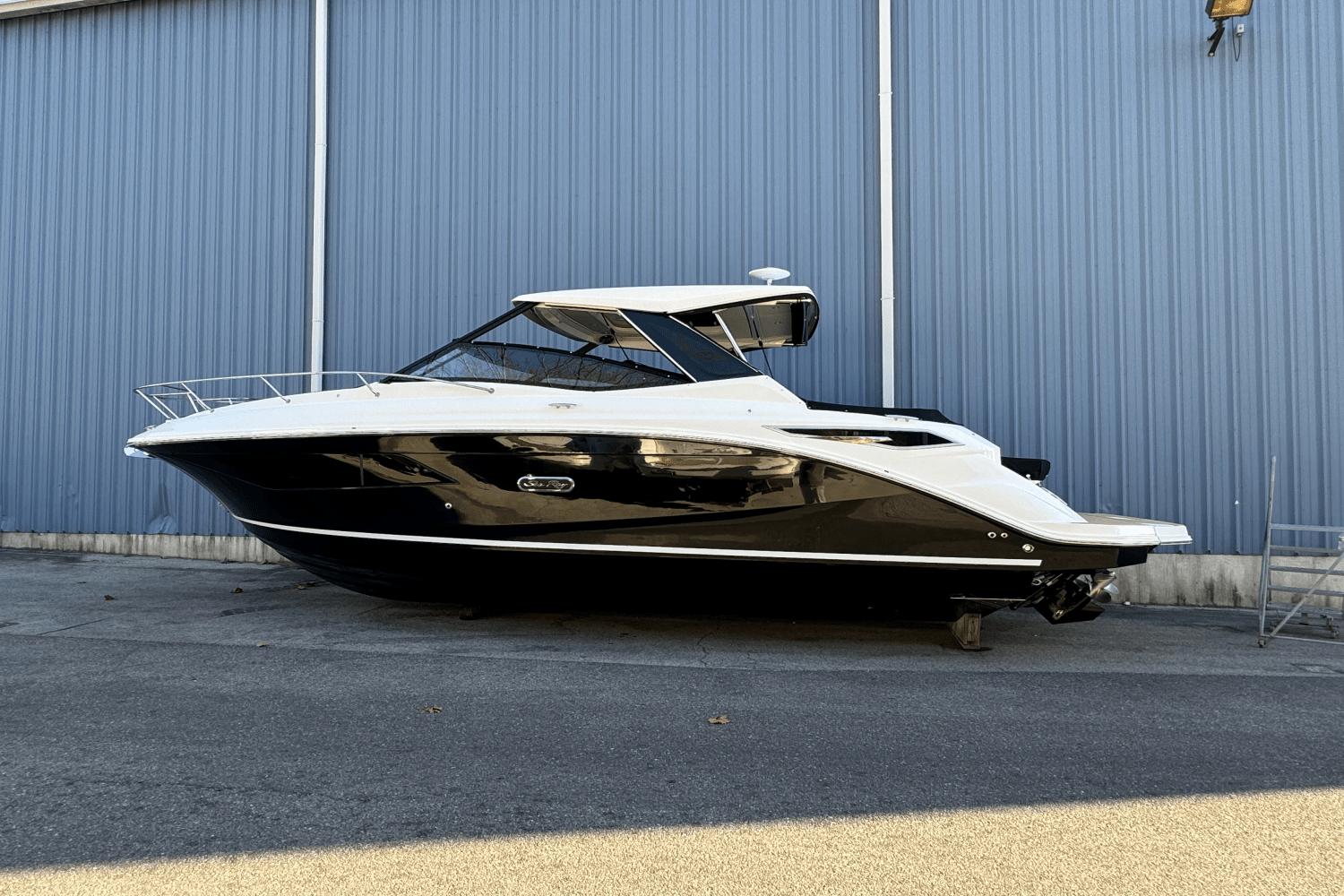 Slide: The Image of Sea Ray Sundancer 320 2025 - 2