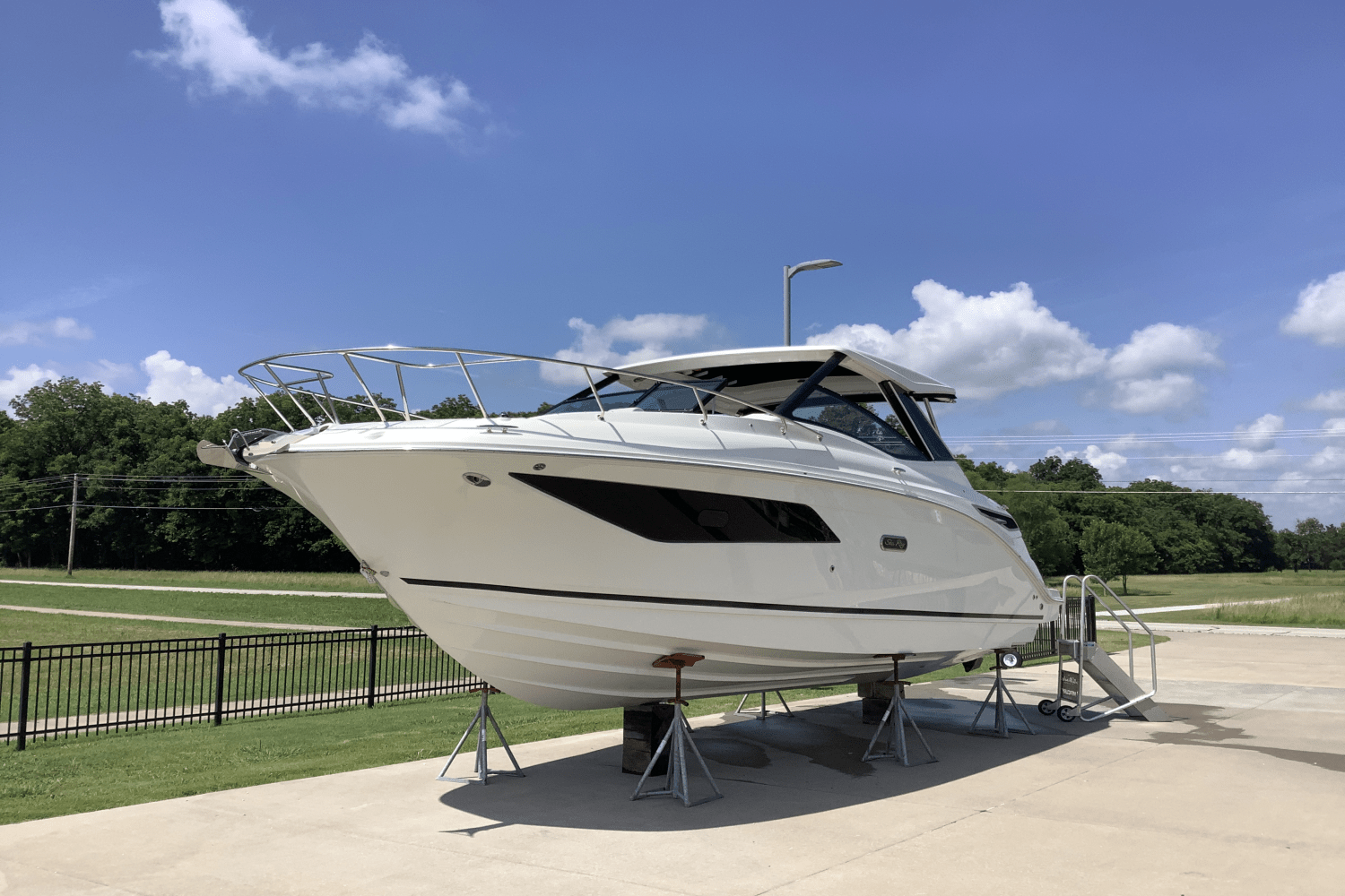 Slide: The Image of Sea Ray Sundancer 320 2025 - 2