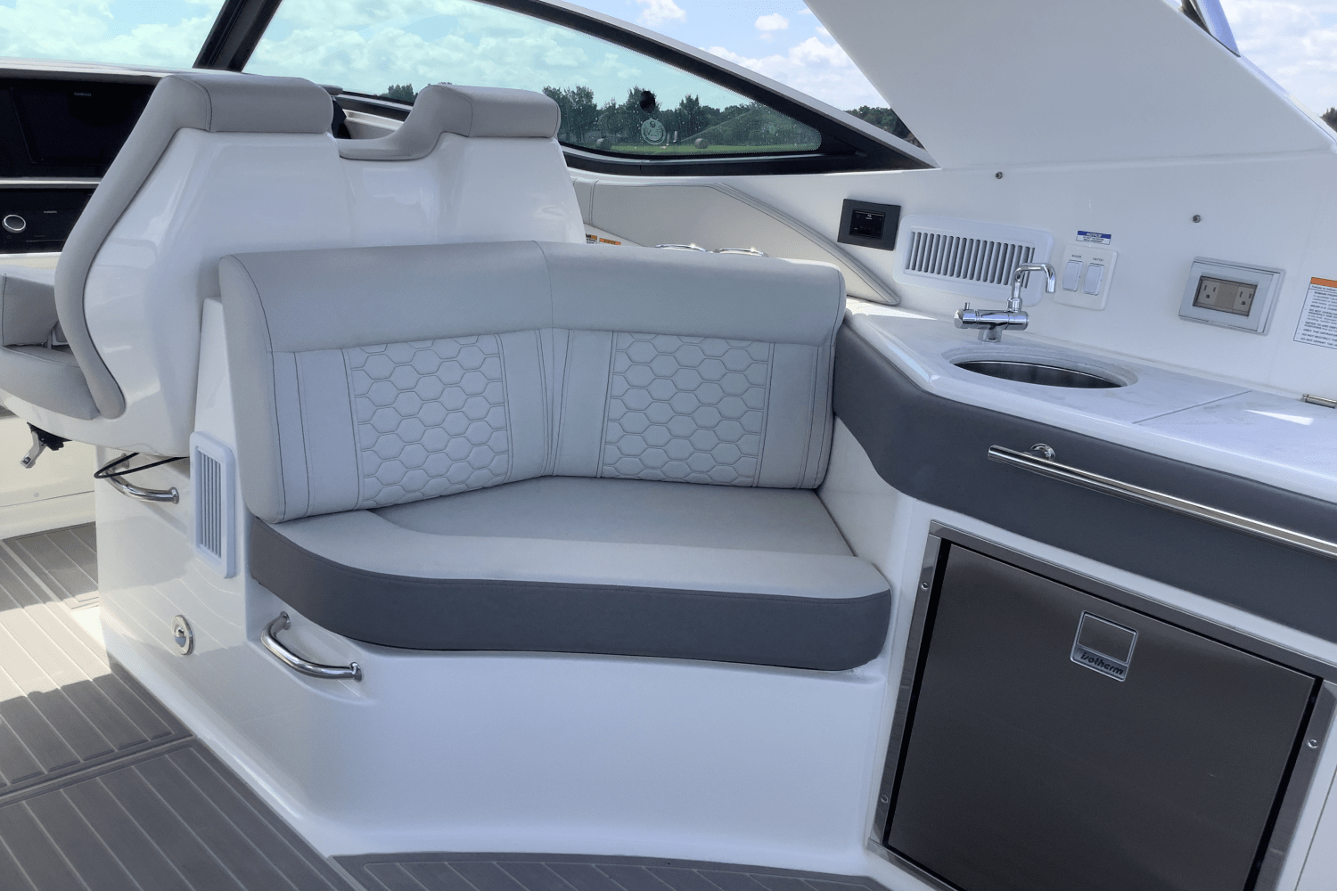 Slide: The Image of Sea Ray Sundancer 320 2025 - 20