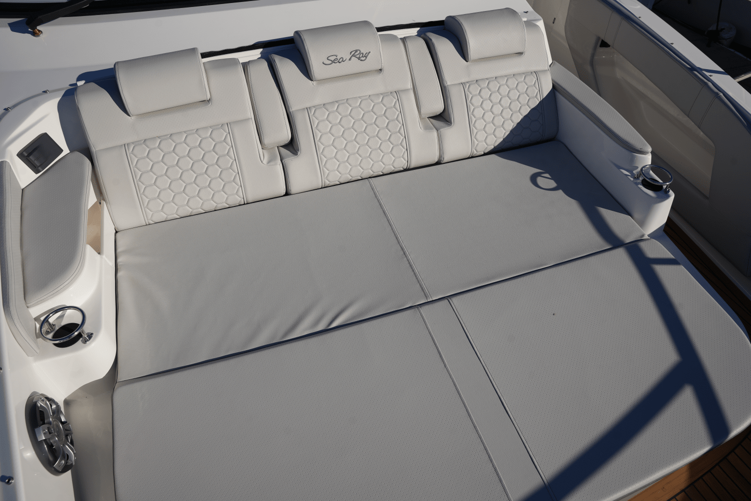 Slide: The Image of Sea Ray Sundancer 320 2025 - 20