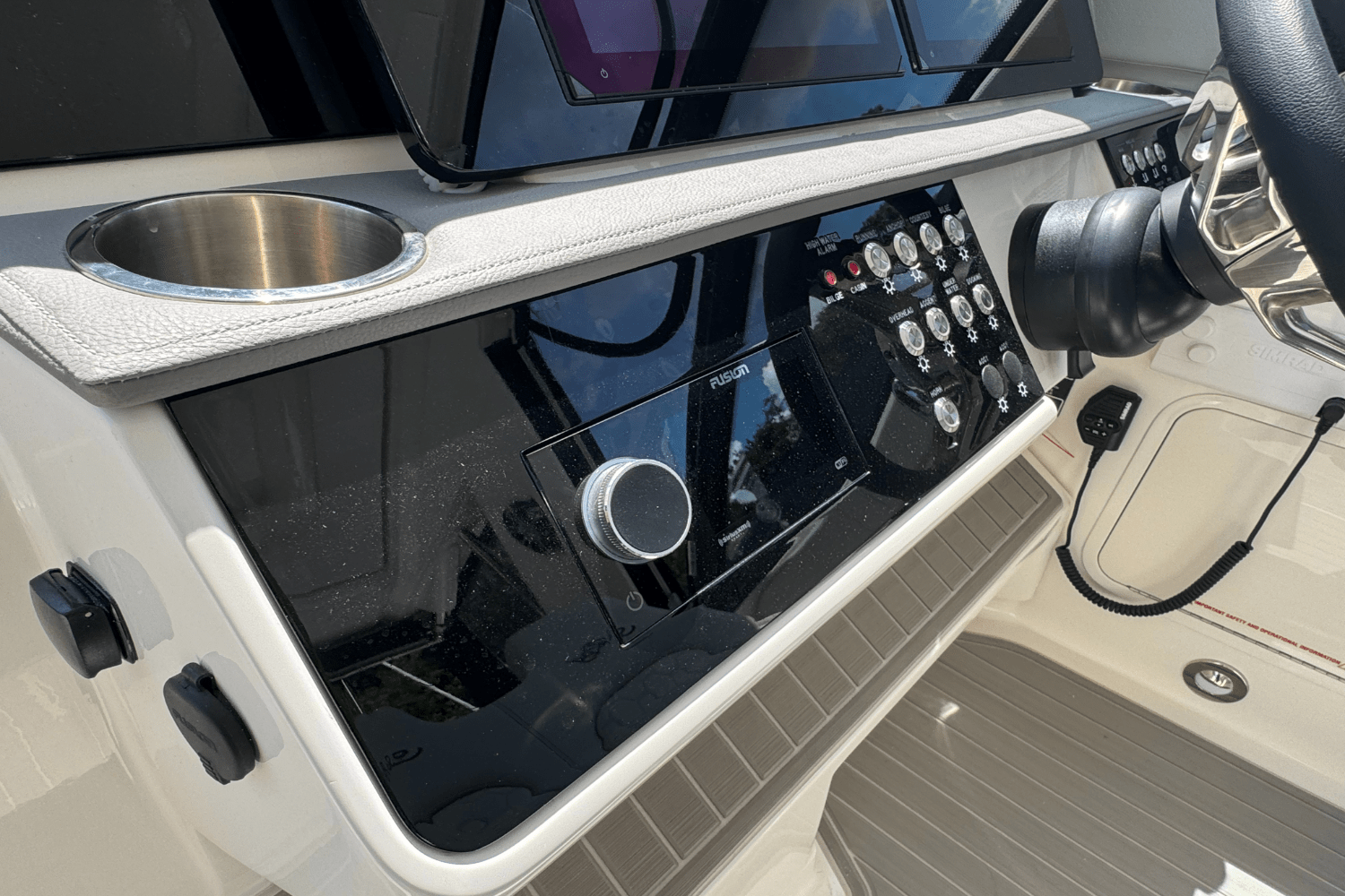 Slide: The Image of Sea Ray Sundancer 320 2025 - 20