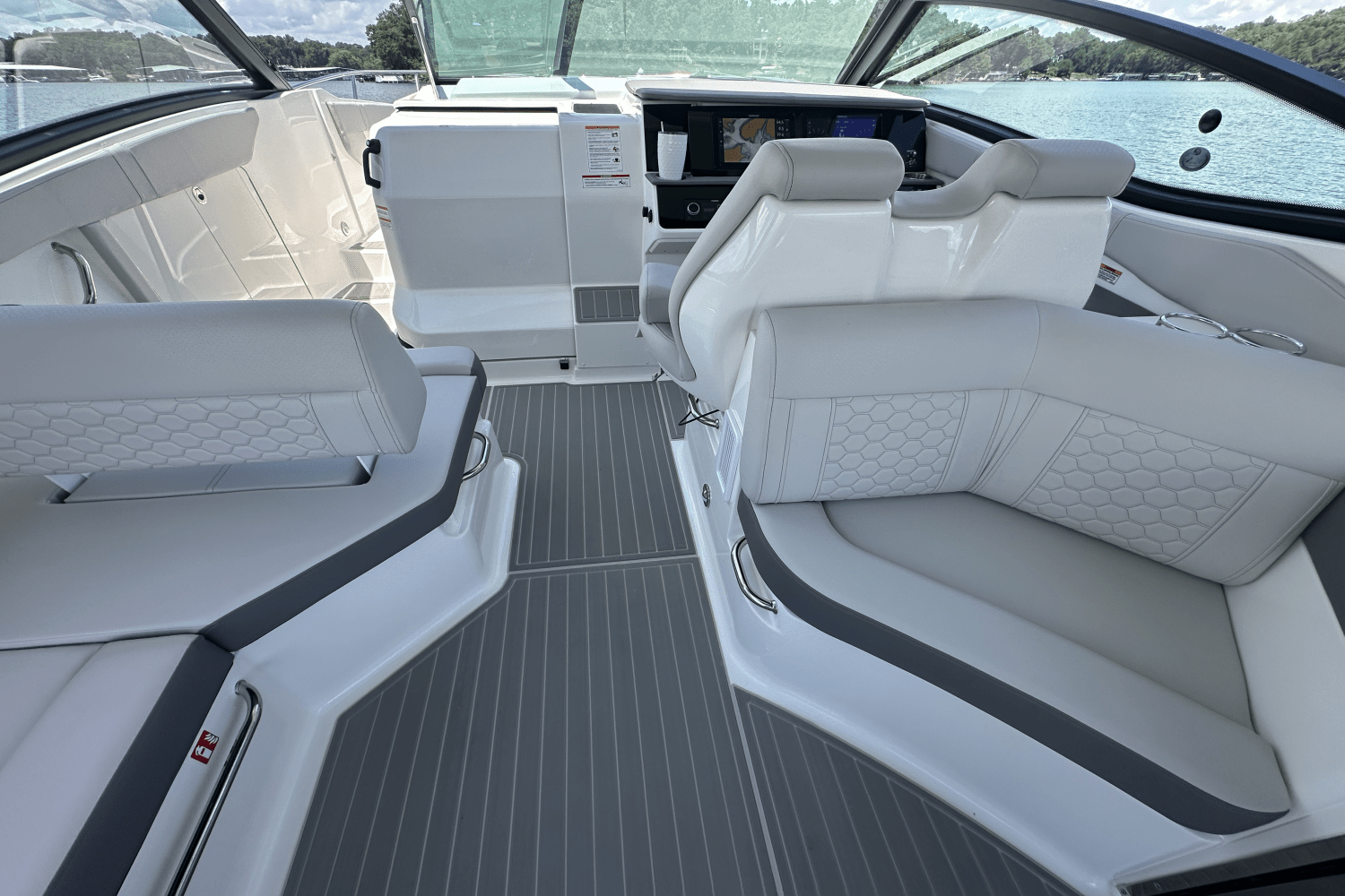 Slide: The Image of Sea Ray Sundancer 320 2025 - 20