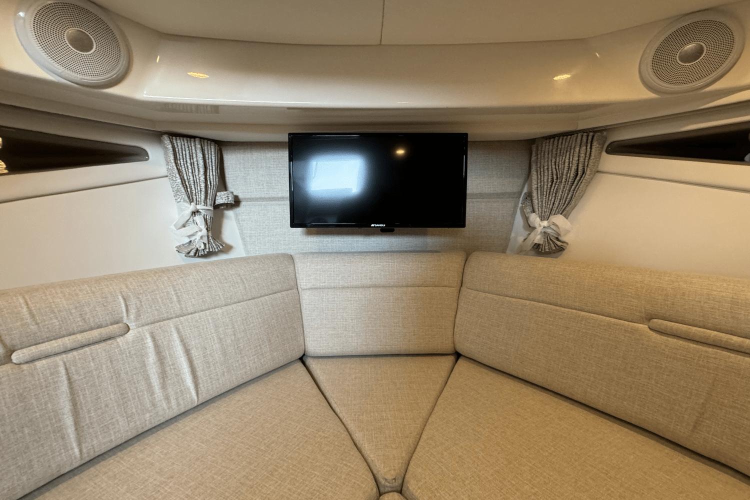 Slide: The Image of Sea Ray Sundancer 320 2025 - 20