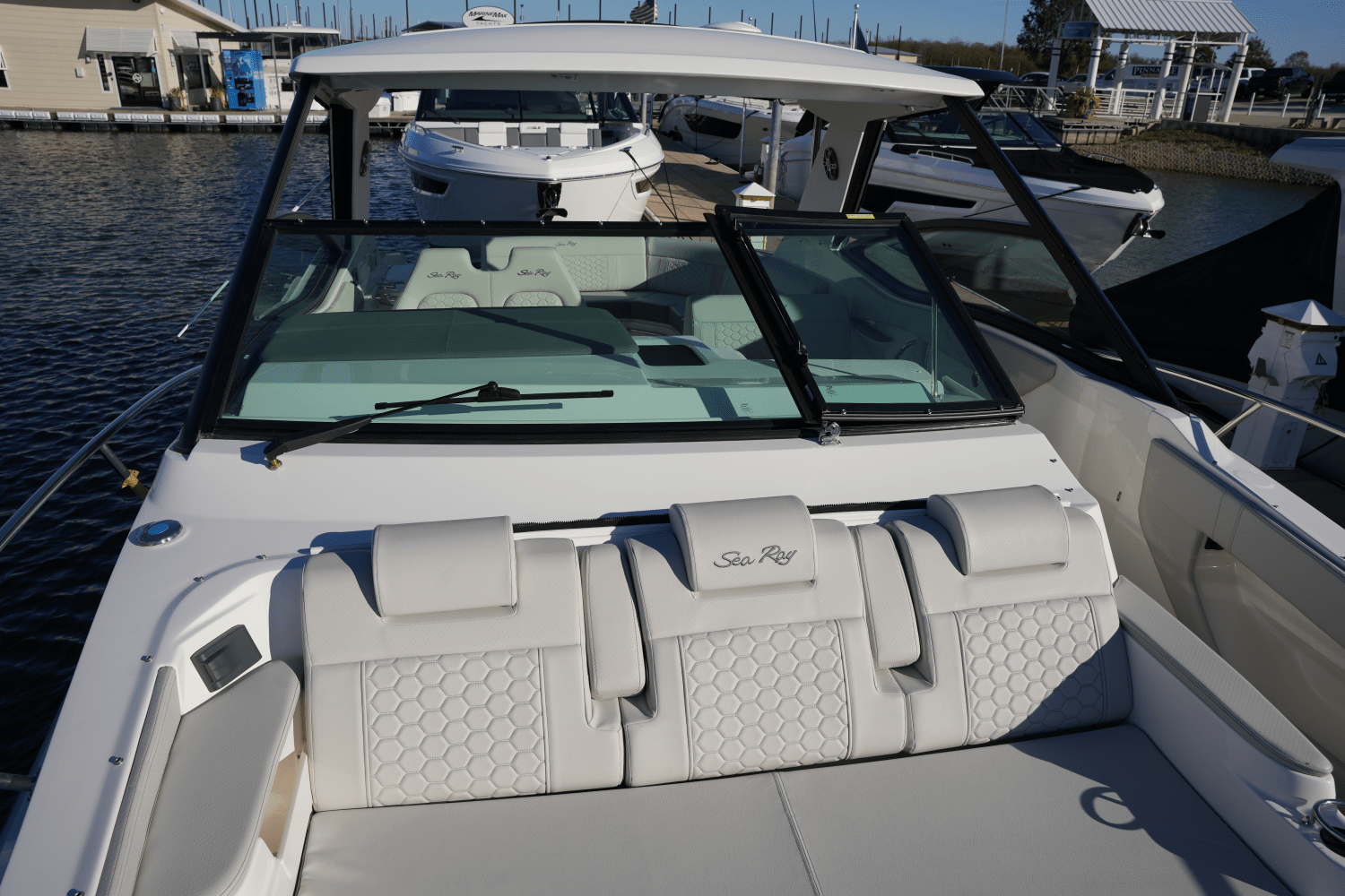 Slide: The Image of Sea Ray Sundancer 320 2025 - 21