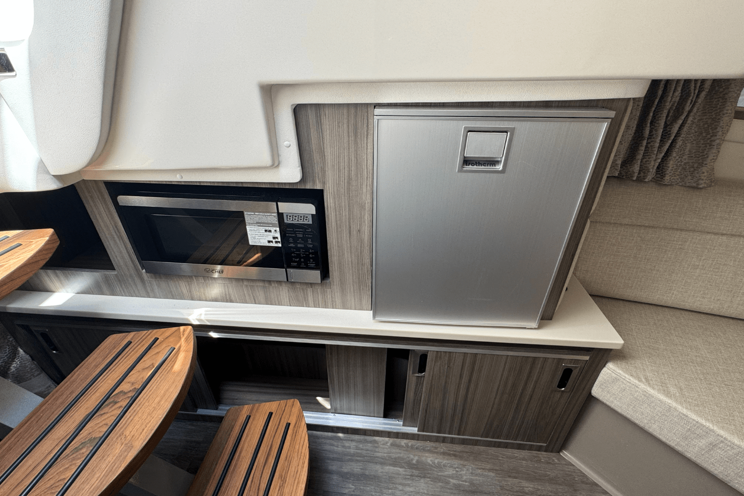 Slide: The Image of Sea Ray Sundancer 320 2025 - 21