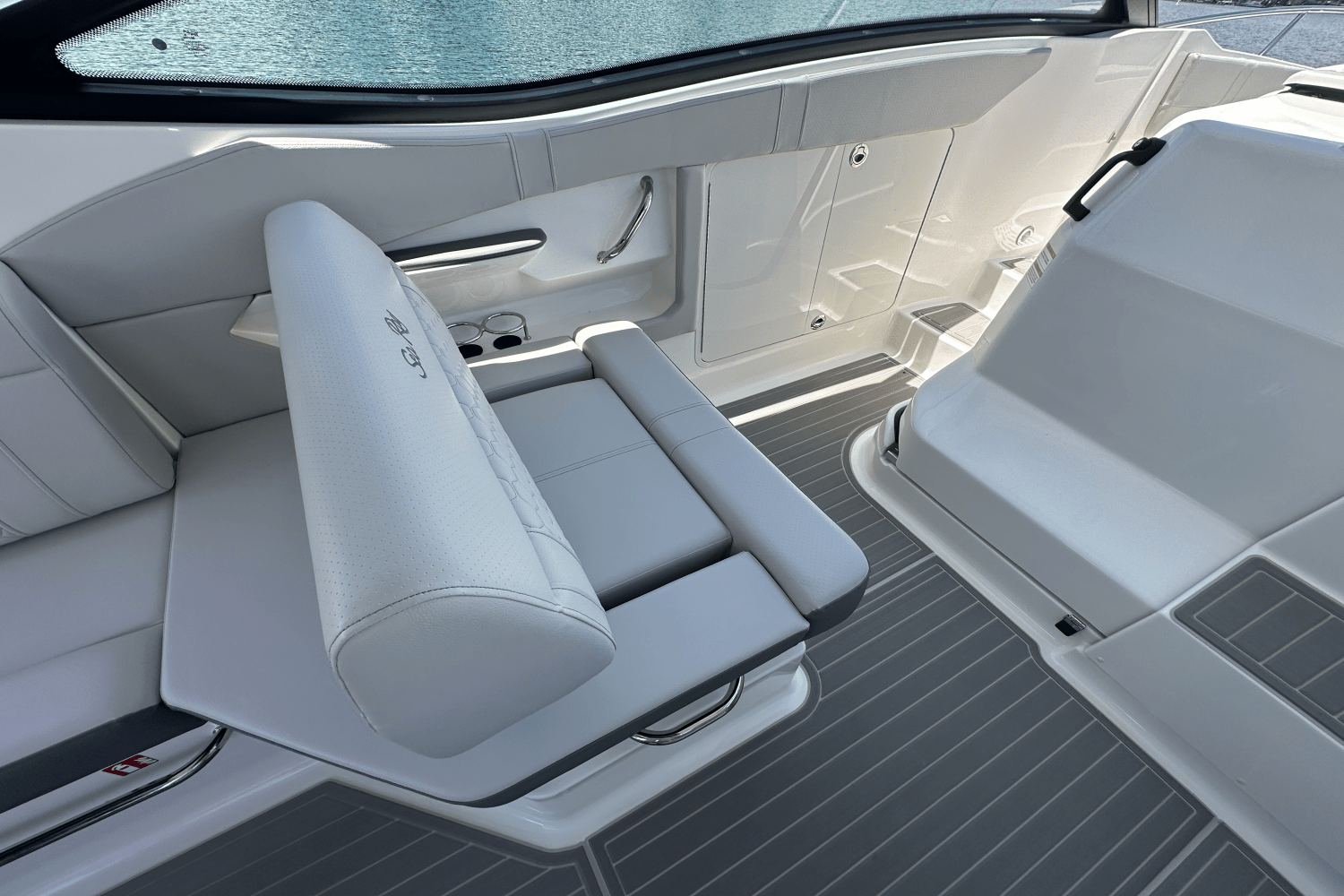 Slide: The Image of Sea Ray Sundancer 320 2025 - 21