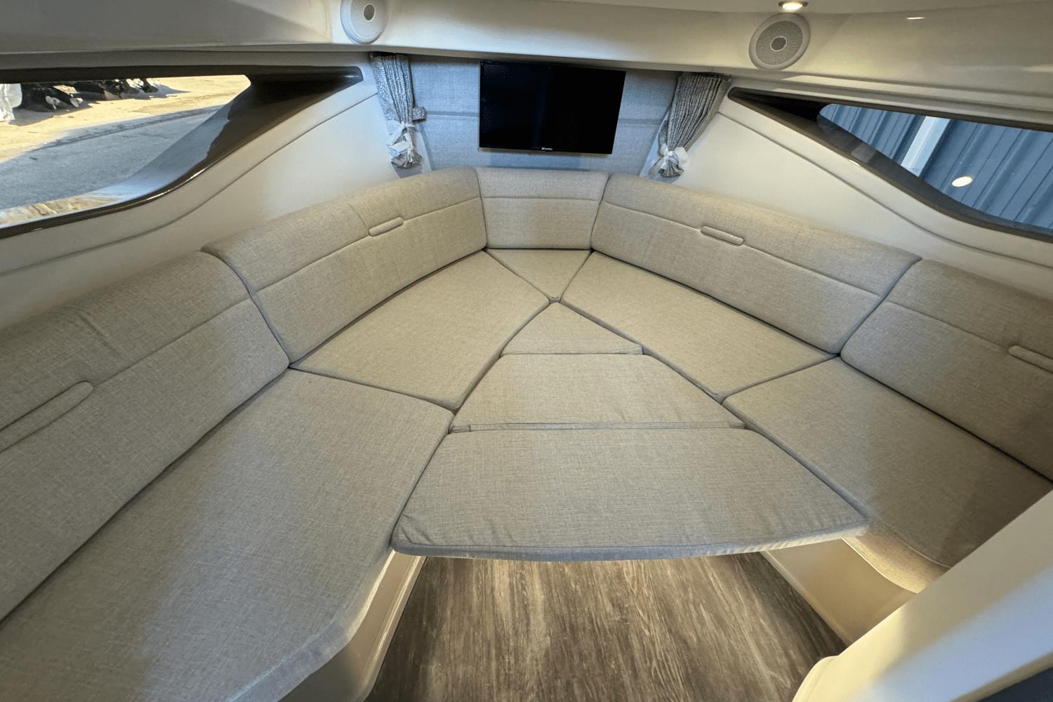 Slide: The Image of Sea Ray Sundancer 320 2025 - 21