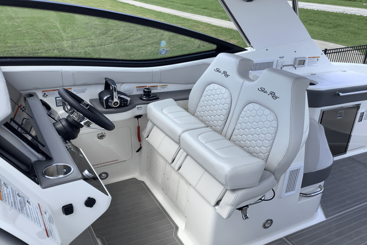 Slide: The Image of Sea Ray Sundancer 320 2025 - 21