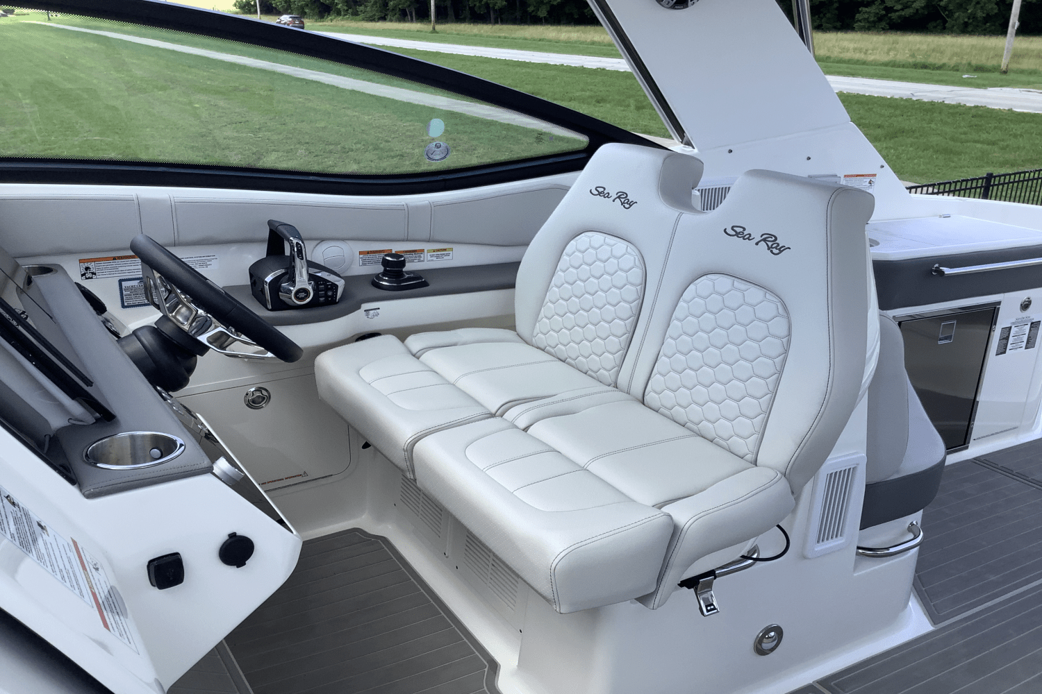 Slide: The Image of Sea Ray Sundancer 320 2025 - 22