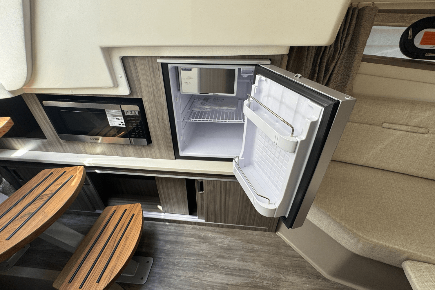 Slide: The Image of Sea Ray Sundancer 320 2025 - 22