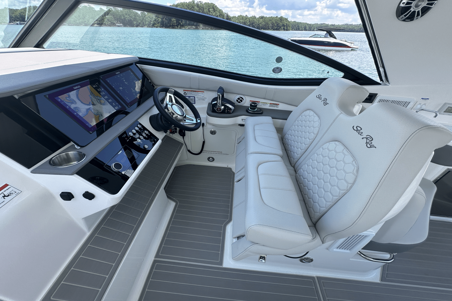 Slide: The Image of Sea Ray Sundancer 320 2025 - 22