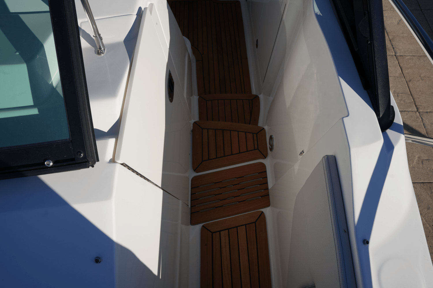 Slide: The Image of Sea Ray Sundancer 320 2025 - 22