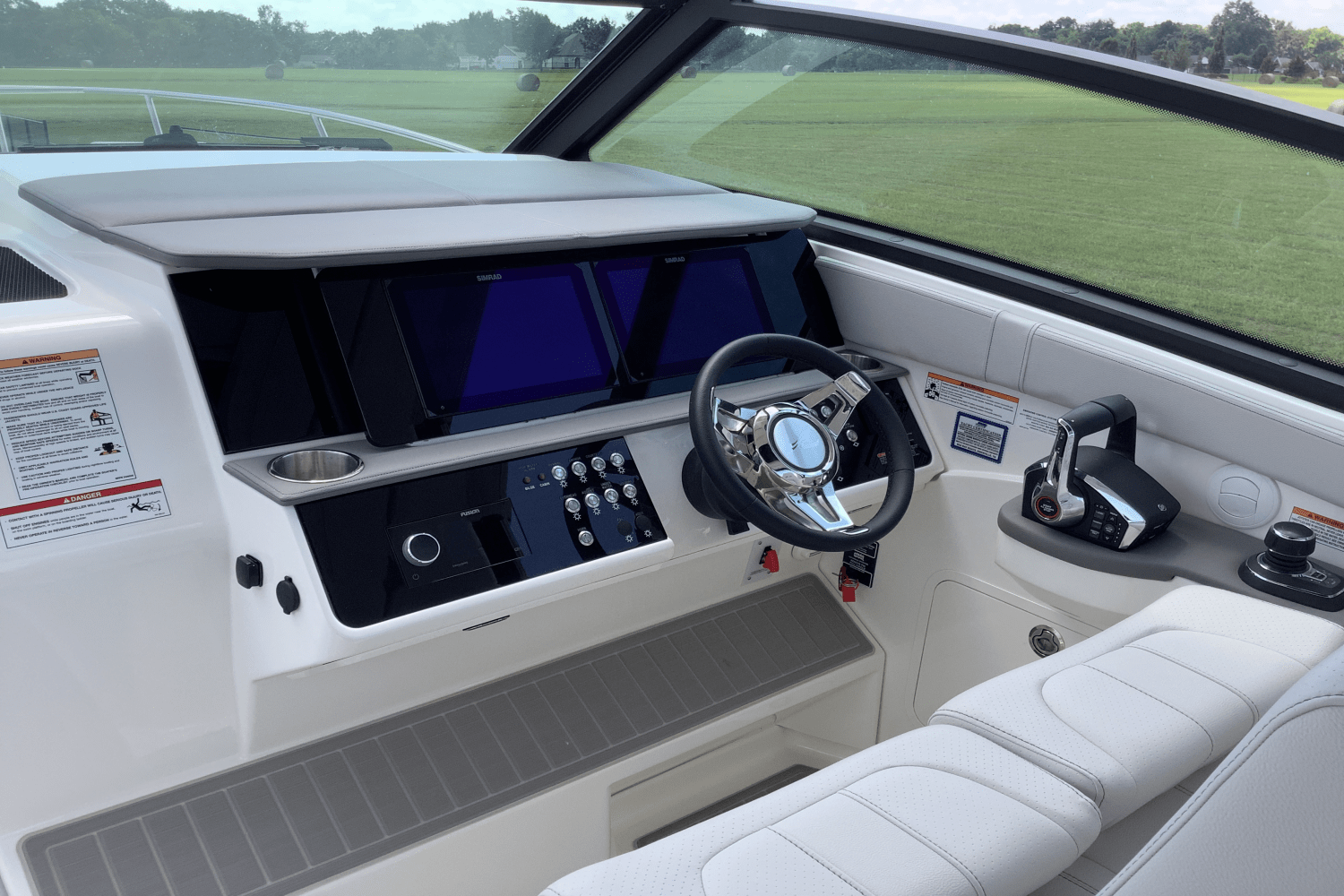 Slide: The Image of Sea Ray Sundancer 320 2025 - 23