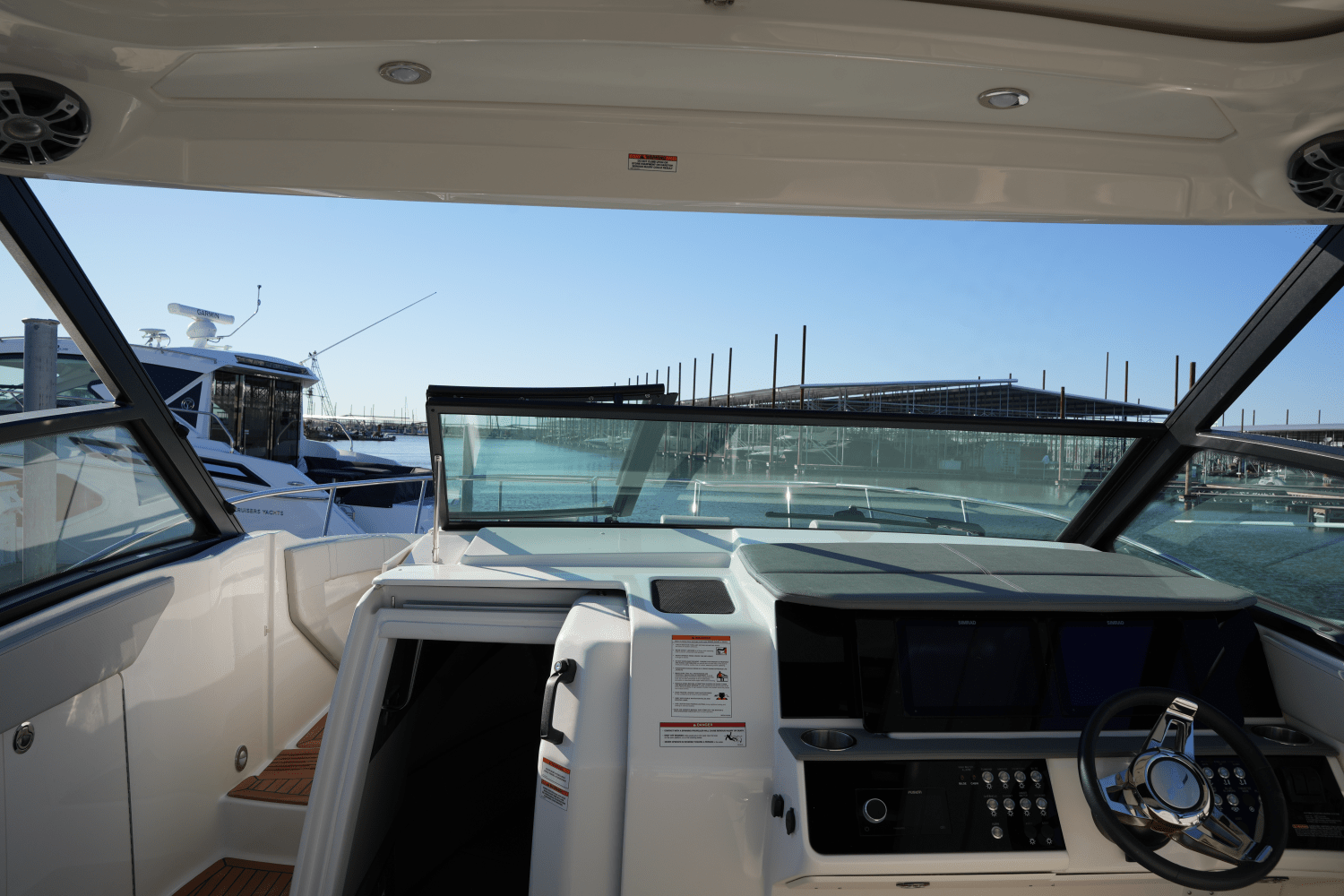 Slide: The Image of Sea Ray Sundancer 320 2025 - 23