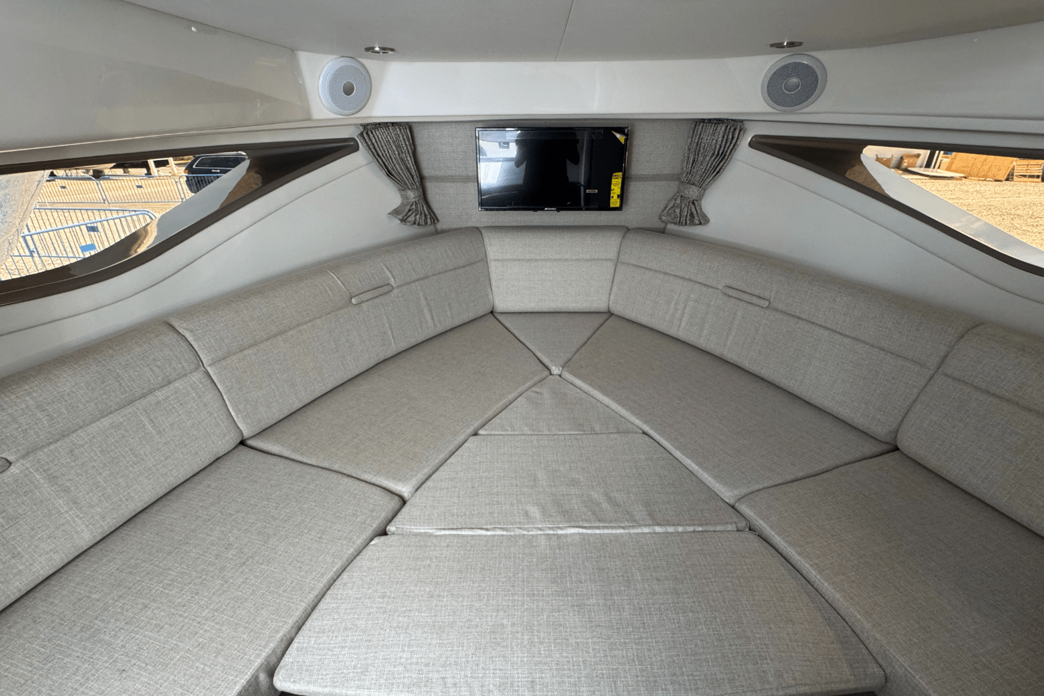 Slide: The Image of Sea Ray Sundancer 320 2025 - 23