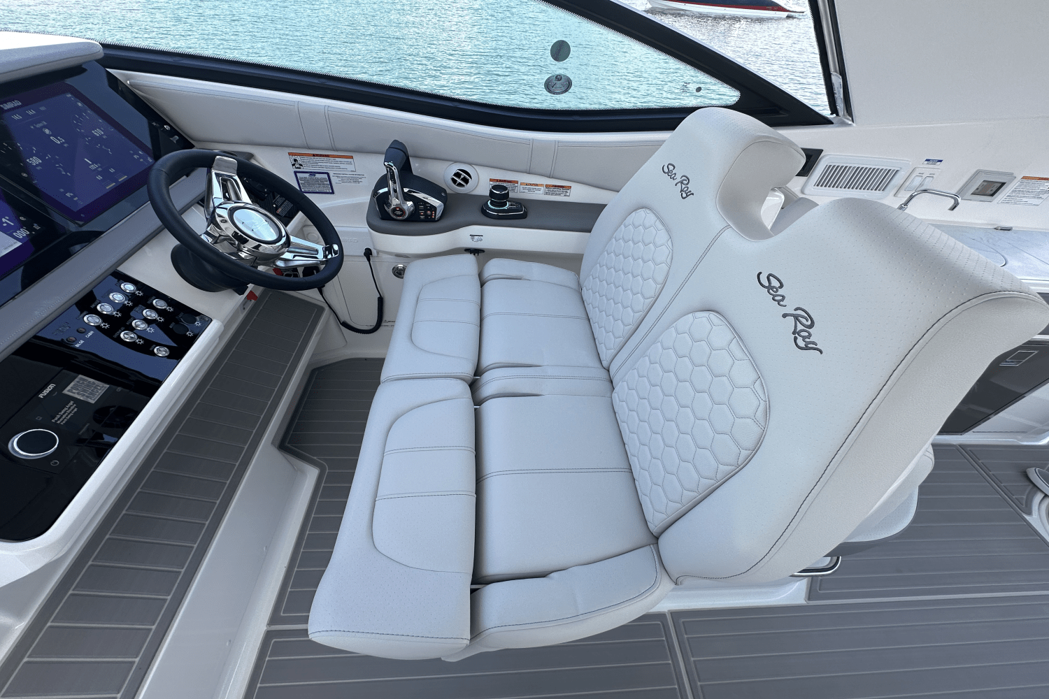 Slide: The Image of Sea Ray Sundancer 320 2025 - 23