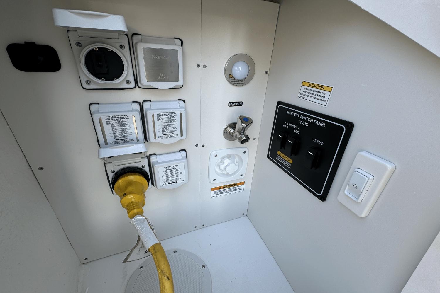 Slide: The Image of Sea Ray Sundancer 320 2025 - 23