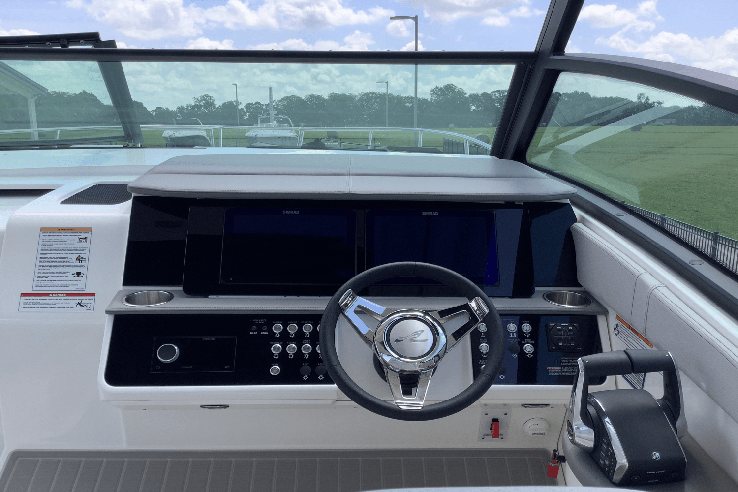 Slide: The Image of Sea Ray Sundancer 320 2025 - 24