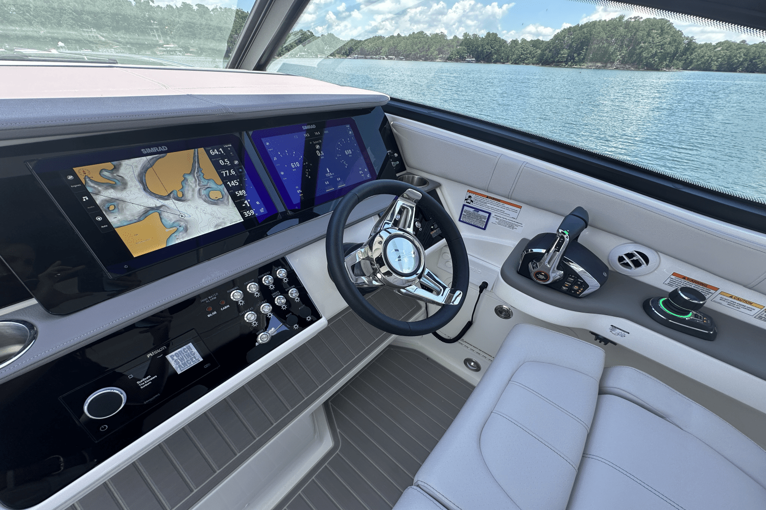 Slide: The Image of Sea Ray Sundancer 320 2025 - 24
