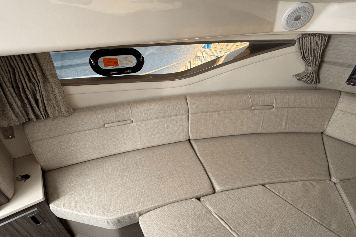 Slide: The Image of Sea Ray Sundancer 320 2025 - 24