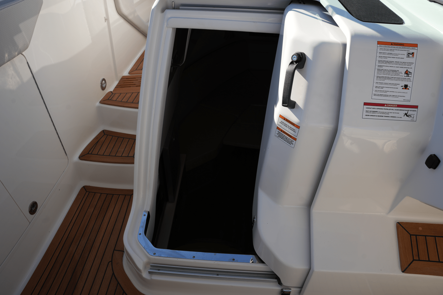 Slide: The Image of Sea Ray Sundancer 320 2025 - 24