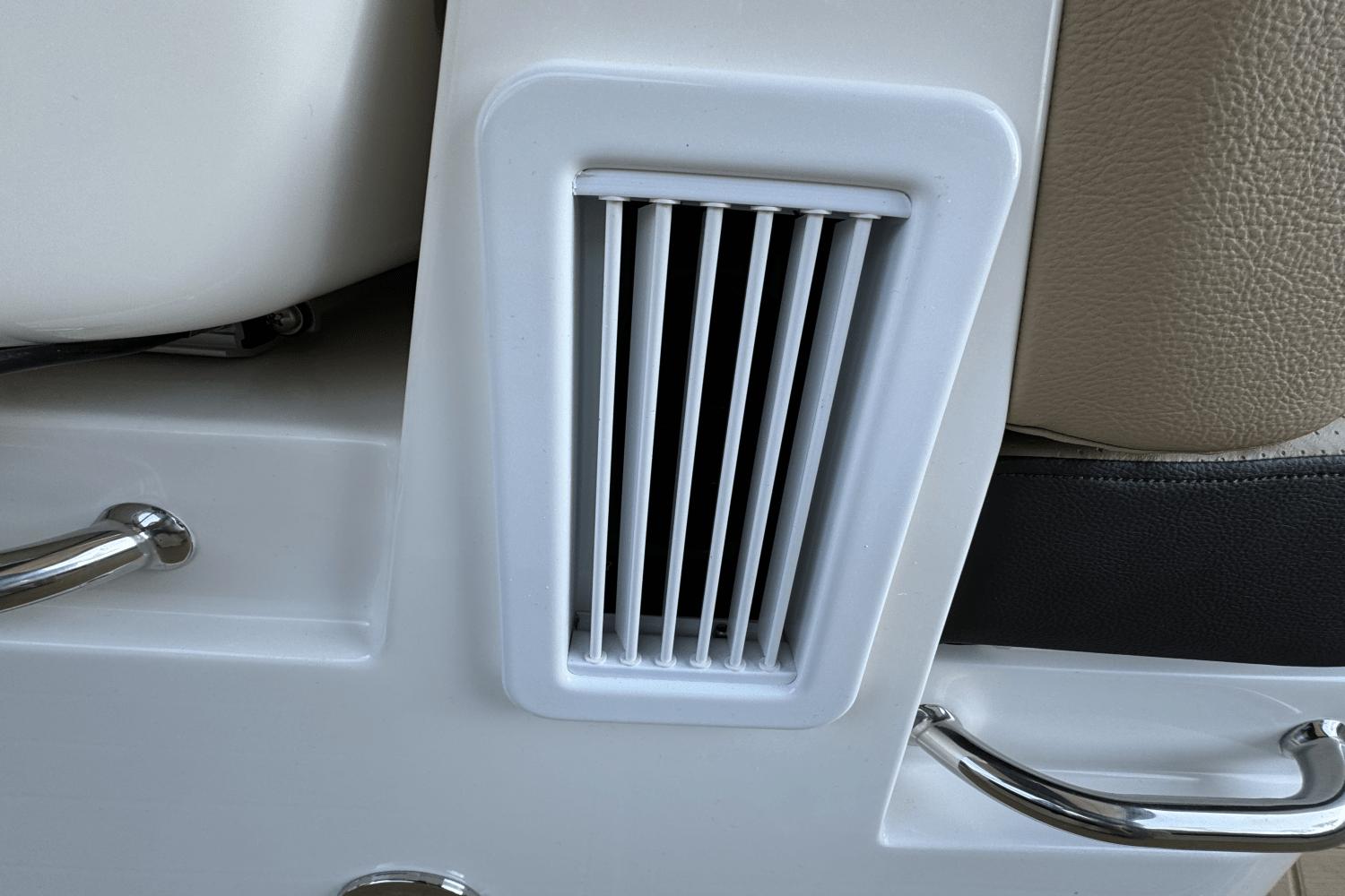 Slide: The Image of Sea Ray Sundancer 320 2025 - 24