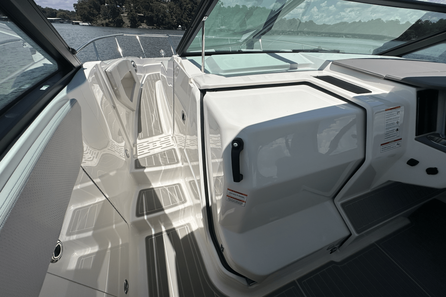 Slide: The Image of Sea Ray Sundancer 320 2025 - 25