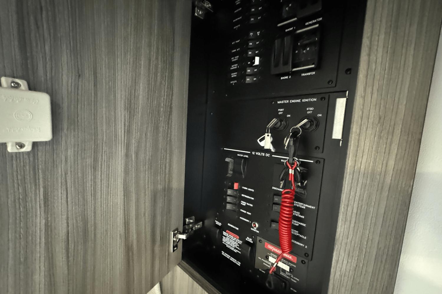 Slide: The Image of Sea Ray Sundancer 320 2025 - 25