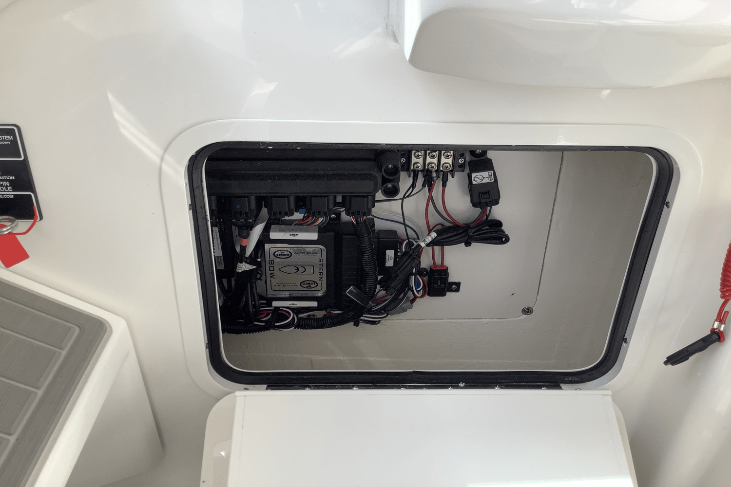 Slide: The Image of Sea Ray Sundancer 320 2025 - 25