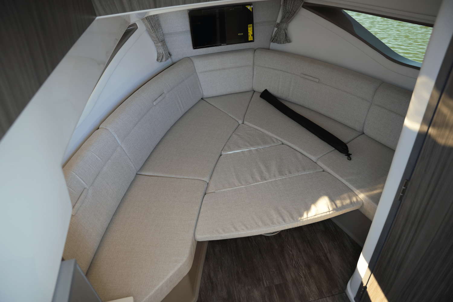 Slide: The Image of Sea Ray Sundancer 320 2025 - 25