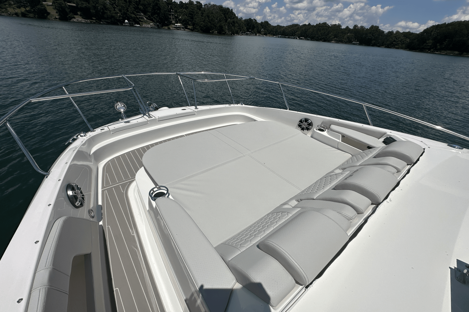 Slide: The Image of Sea Ray Sundancer 320 2025 - 26