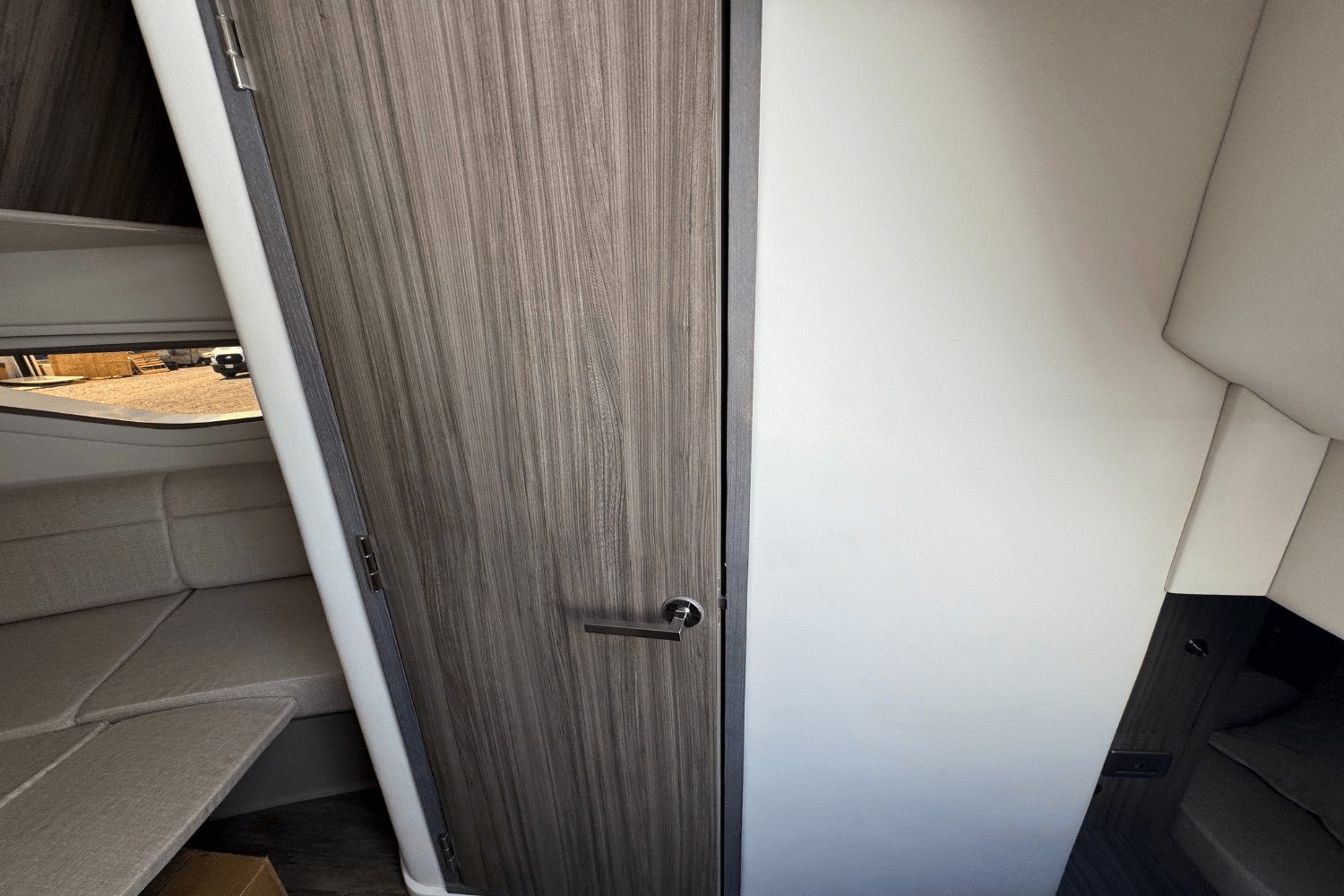 Slide: The Image of Sea Ray Sundancer 320 2025 - 26