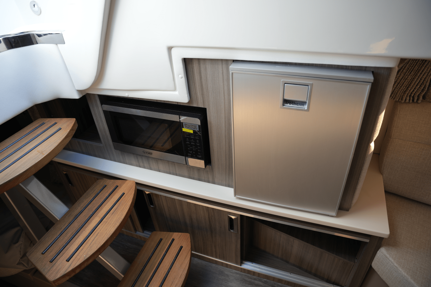 Slide: The Image of Sea Ray Sundancer 320 2025 - 26