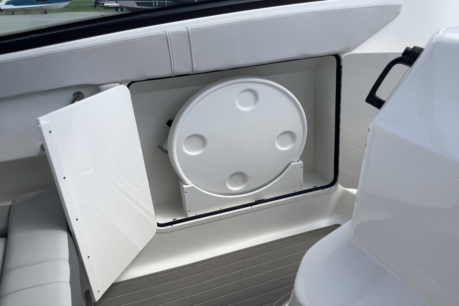 Slide: The Image of Sea Ray Sundancer 320 2025 - 27