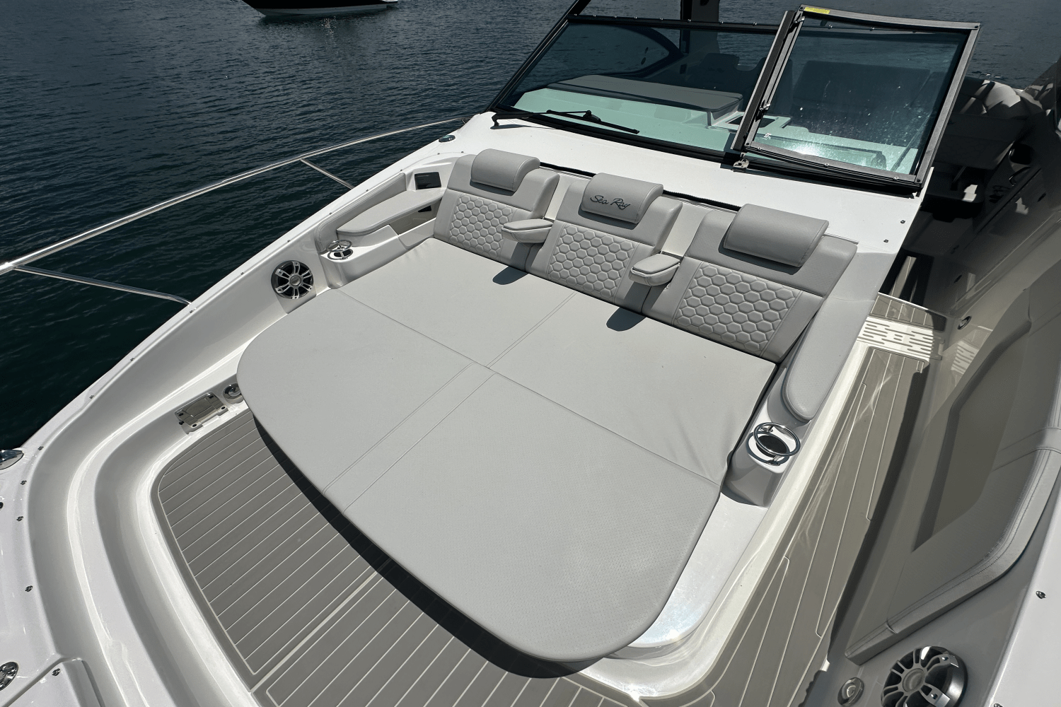 Slide: The Image of Sea Ray Sundancer 320 2025 - 27