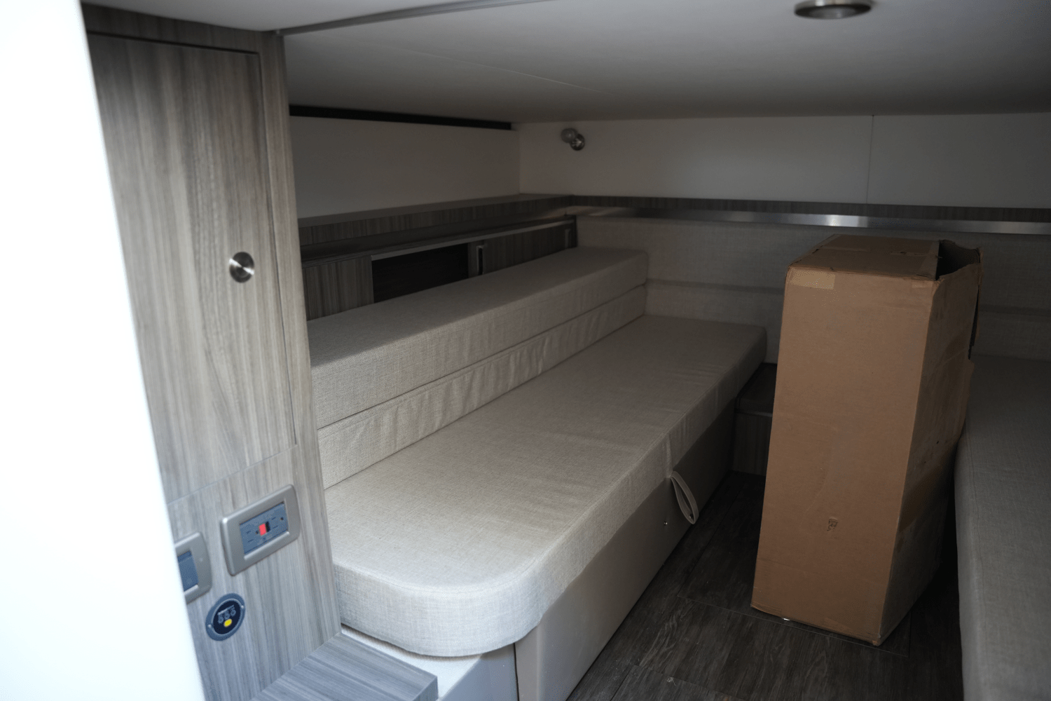 Slide: The Image of Sea Ray Sundancer 320 2025 - 27