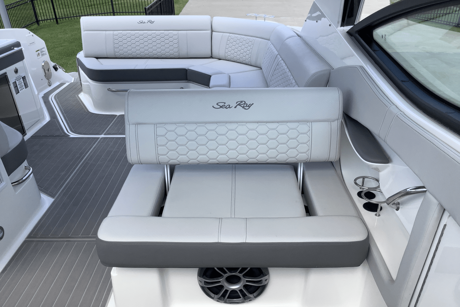 Slide: The Image of Sea Ray Sundancer 320 2025 - 28