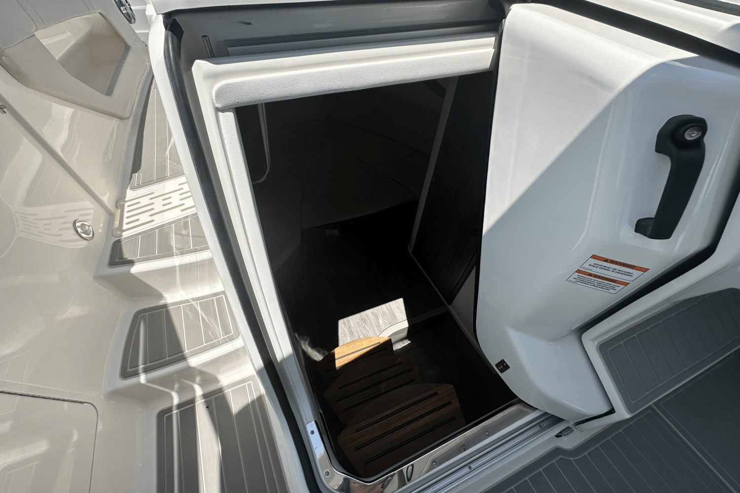 Slide: The Image of Sea Ray Sundancer 320 2025 - 28