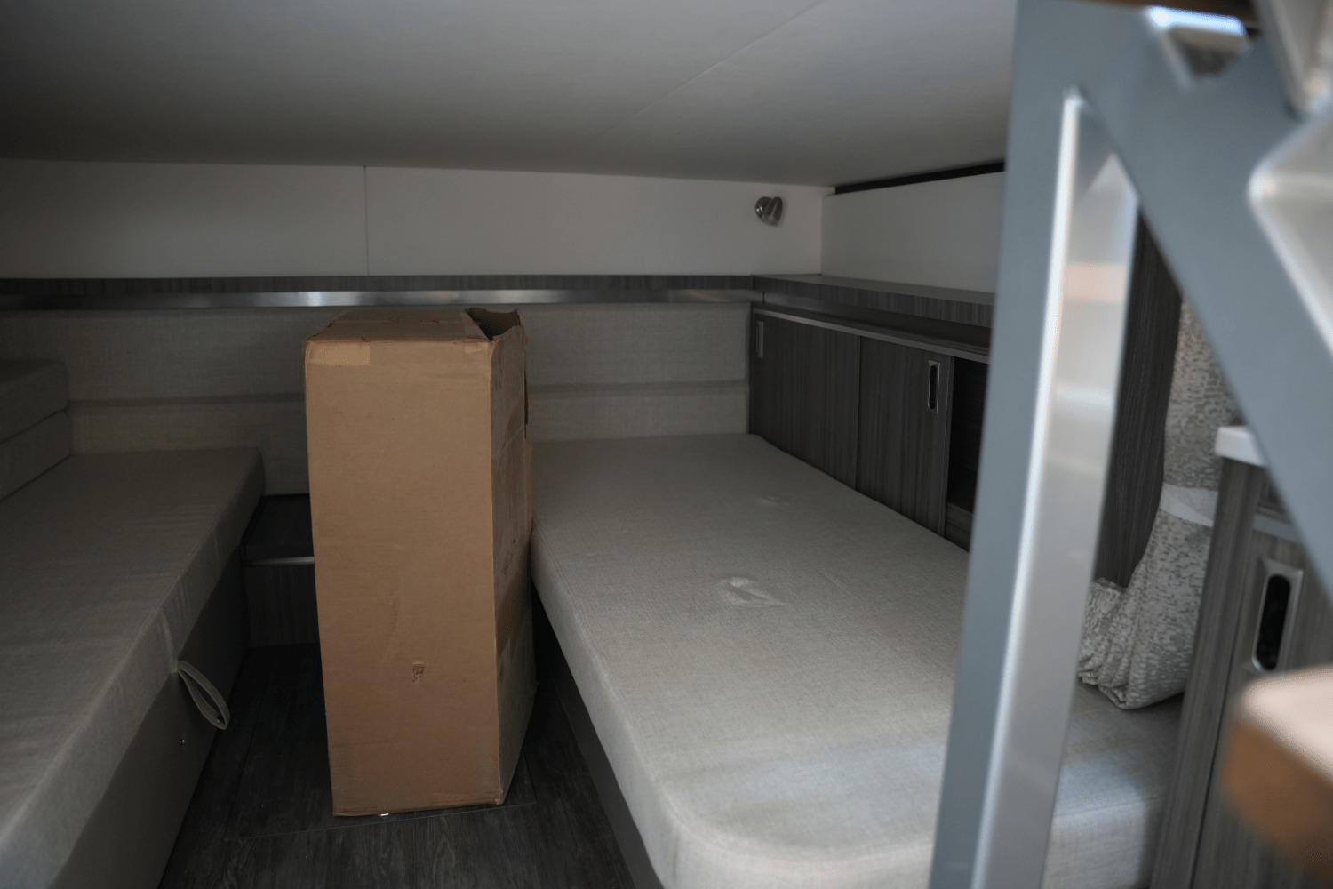 Slide: The Image of Sea Ray Sundancer 320 2025 - 28