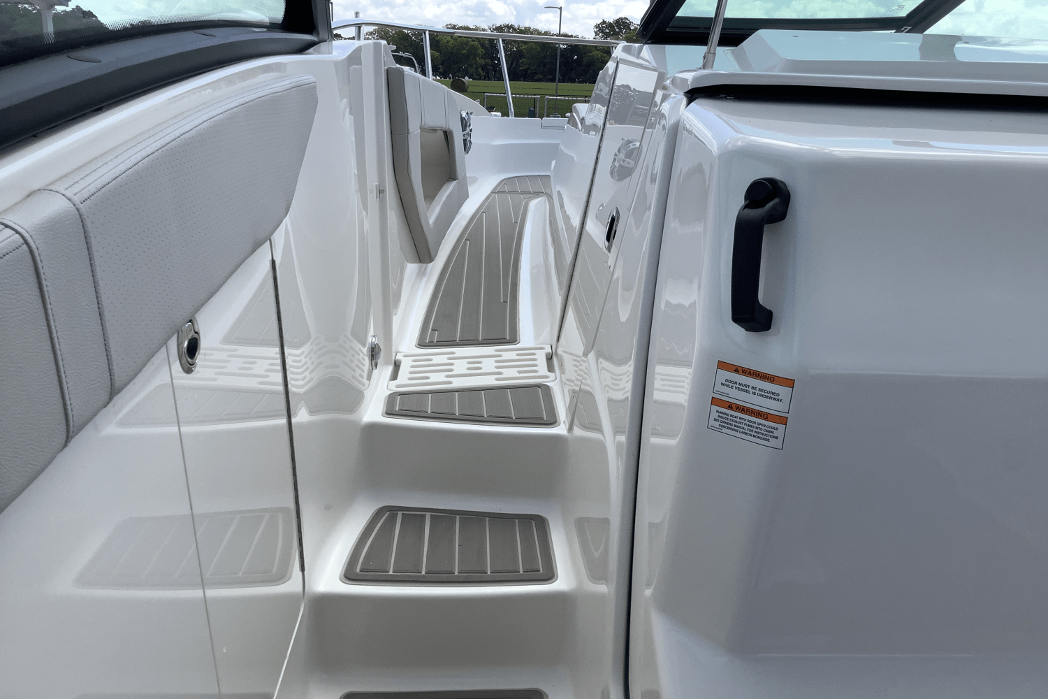 Slide: The Image of Sea Ray Sundancer 320 2025 - 29