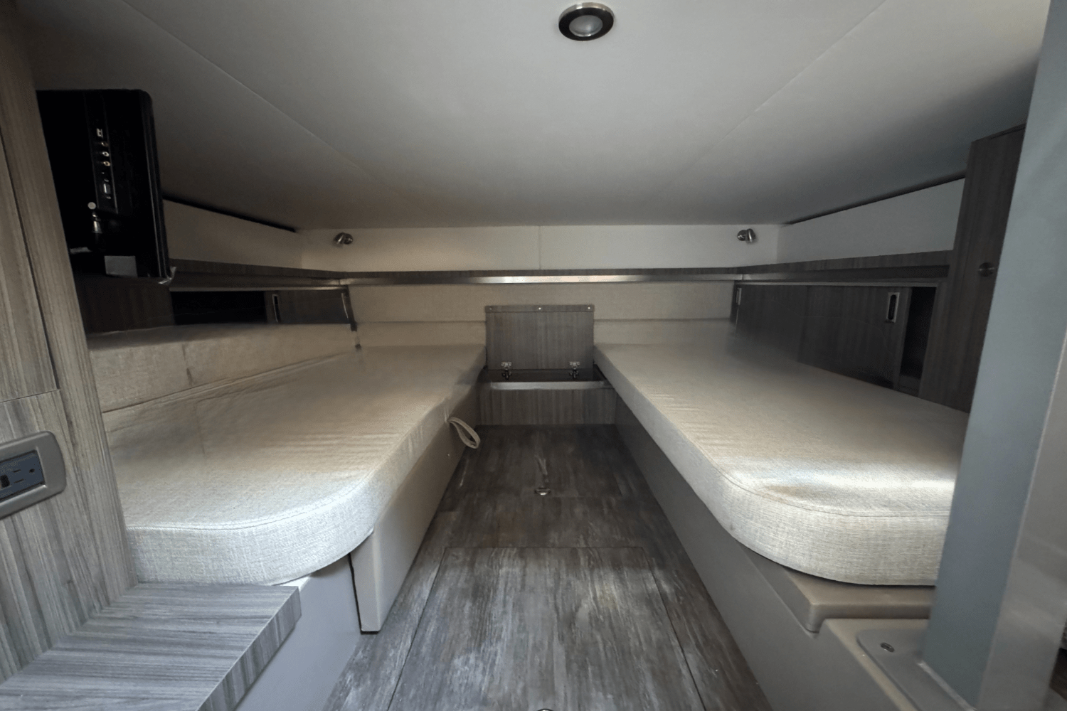 Slide: The Image of Sea Ray Sundancer 320 2025 - 29