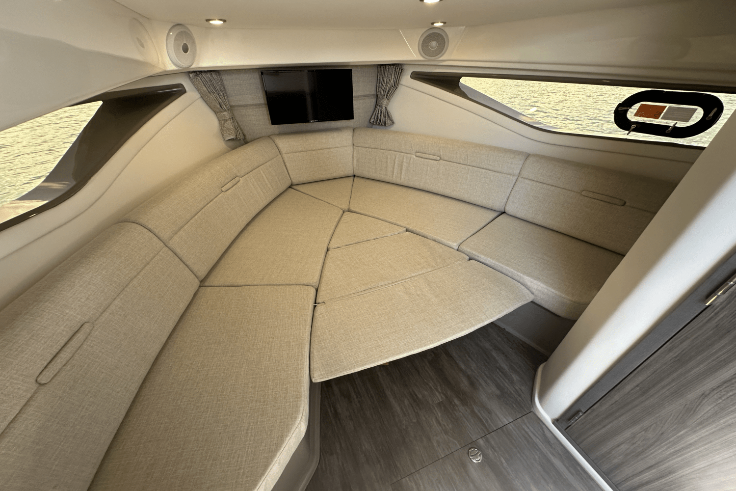 Slide: The Image of Sea Ray Sundancer 320 2025 - 29