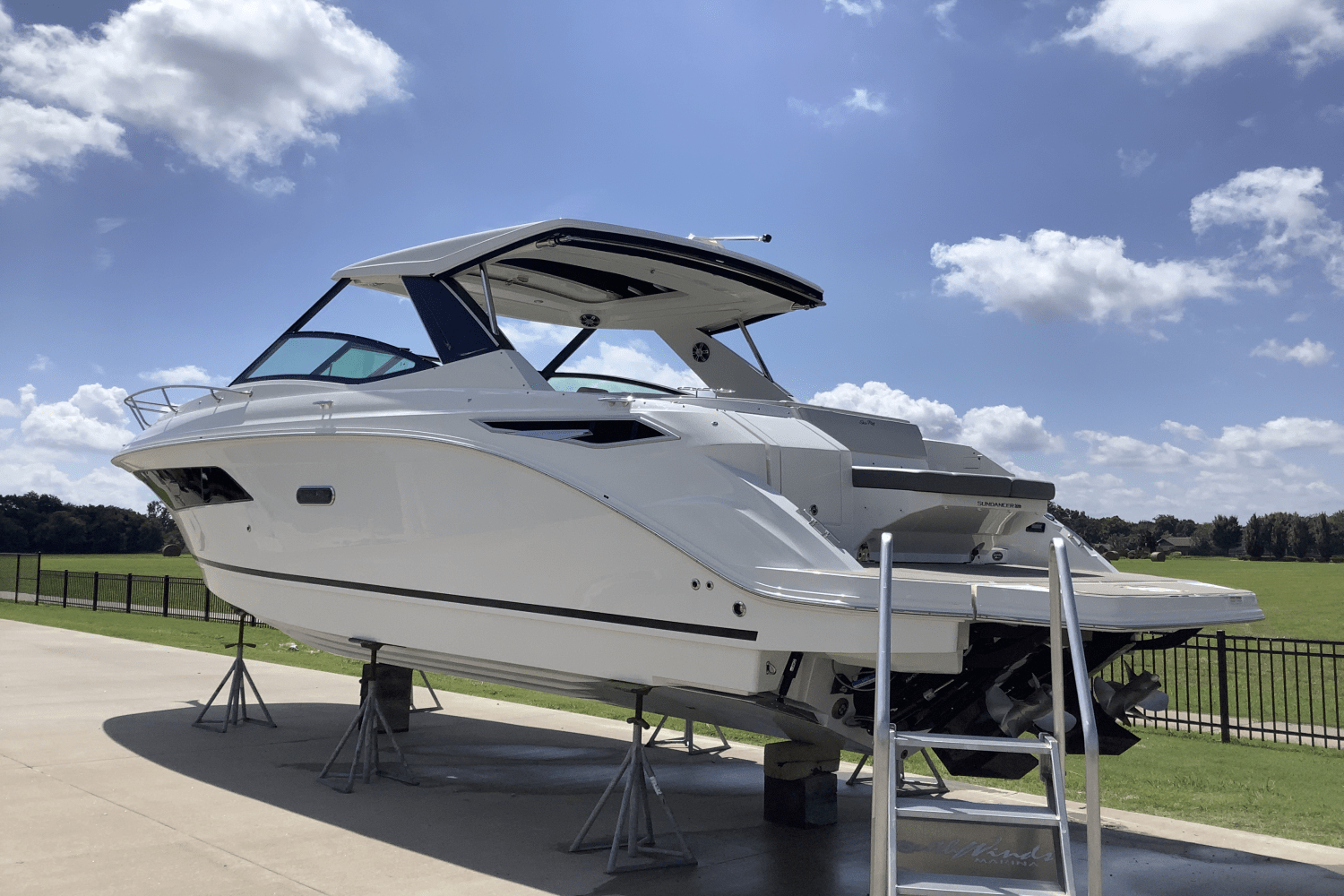 Slide: The Image of Sea Ray Sundancer 320 2025 - 3