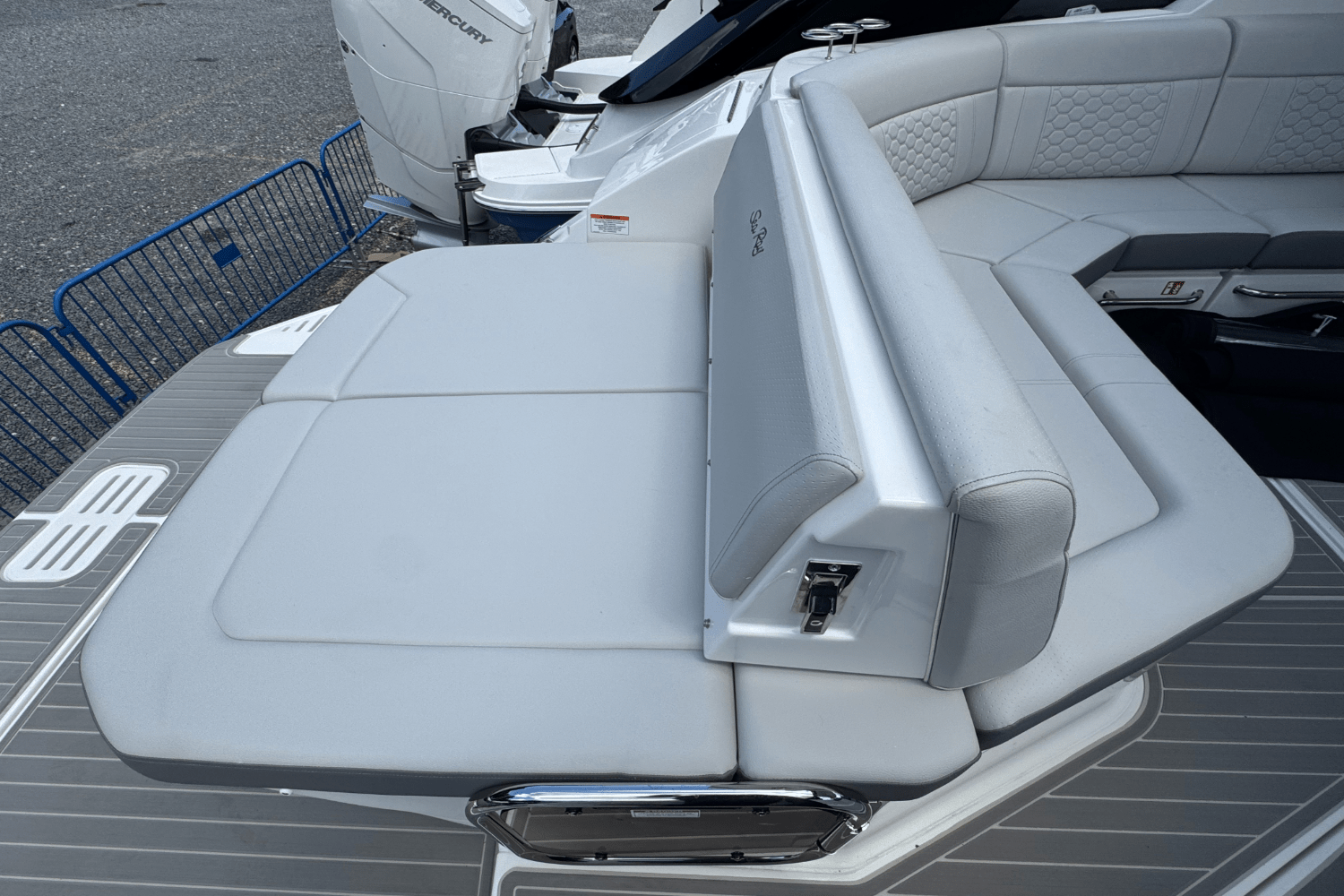 Slide: The Image of Sea Ray Sundancer 320 2025 - 3