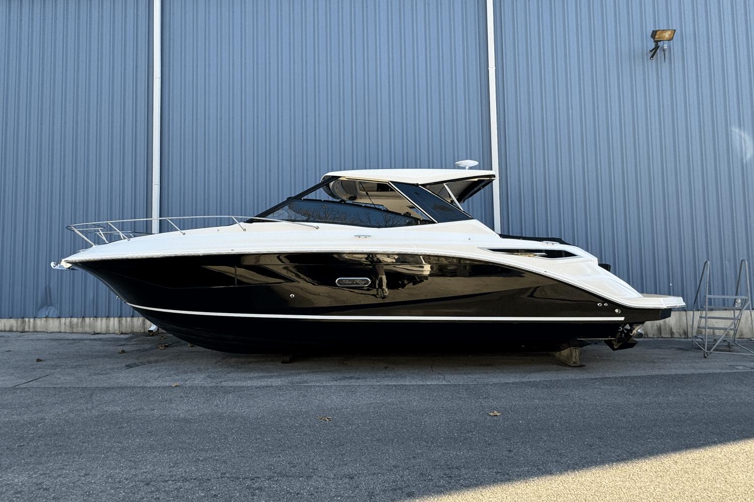 Slide: The Image of Sea Ray Sundancer 320 2025 - 3