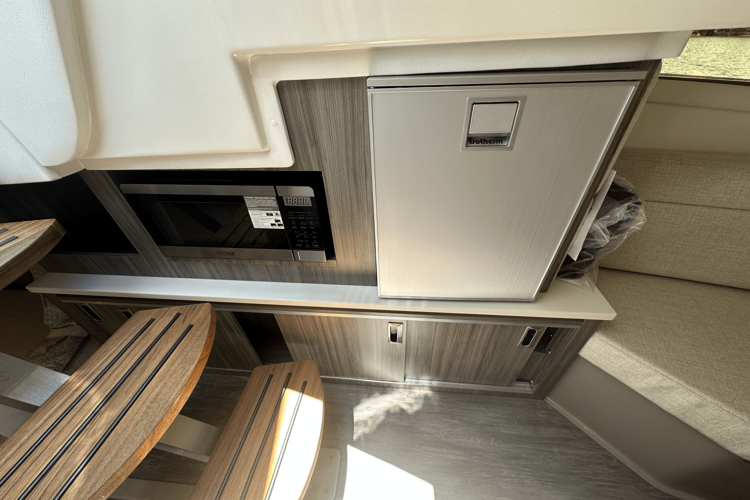 Slide: The Image of Sea Ray Sundancer 320 2025 - 30