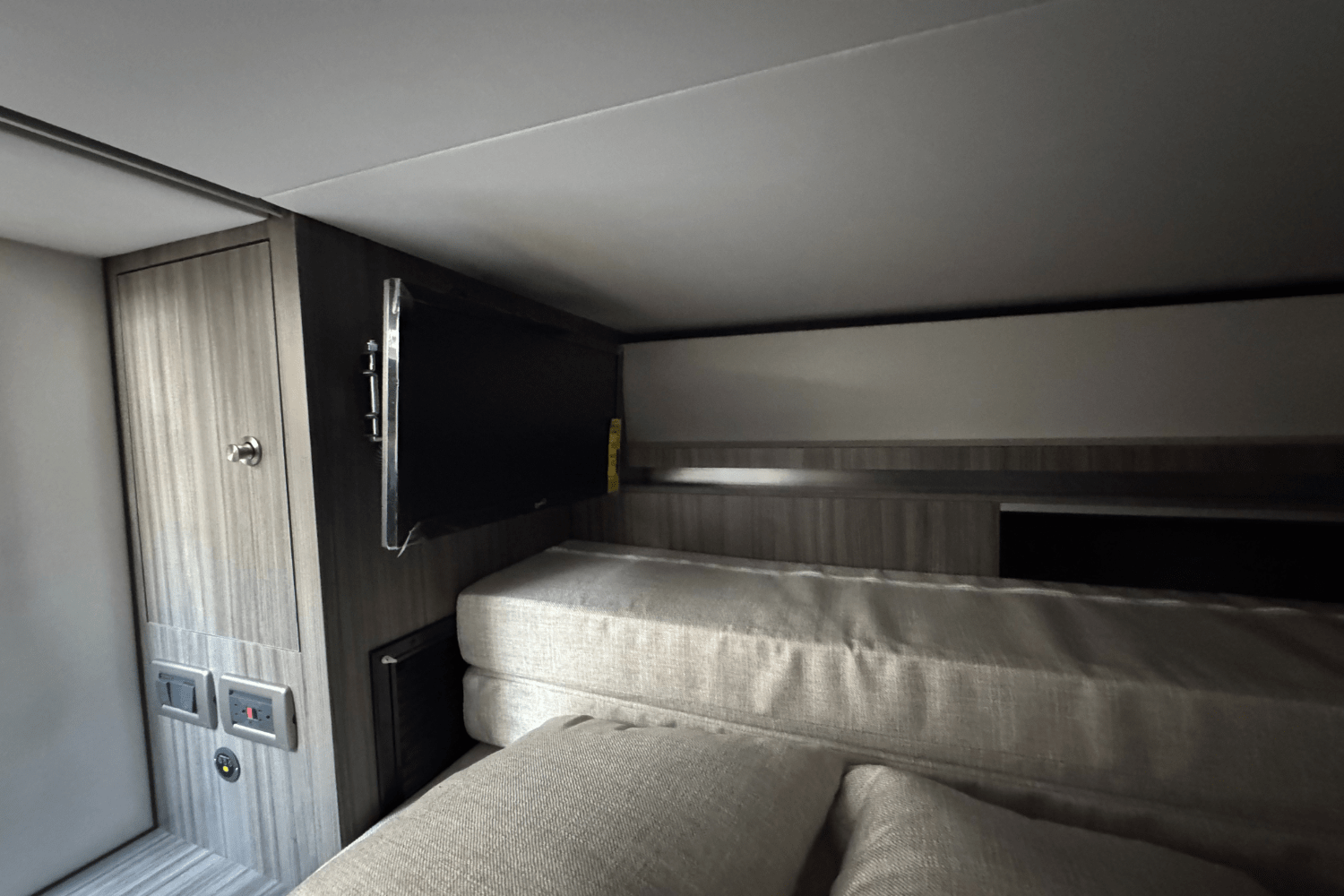 Slide: The Image of Sea Ray Sundancer 320 2025 - 30