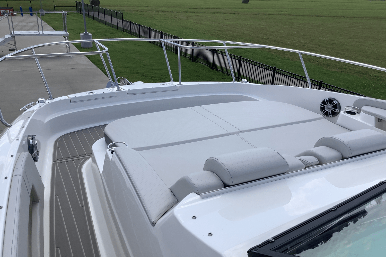 Slide: The Image of Sea Ray Sundancer 320 2025 - 30