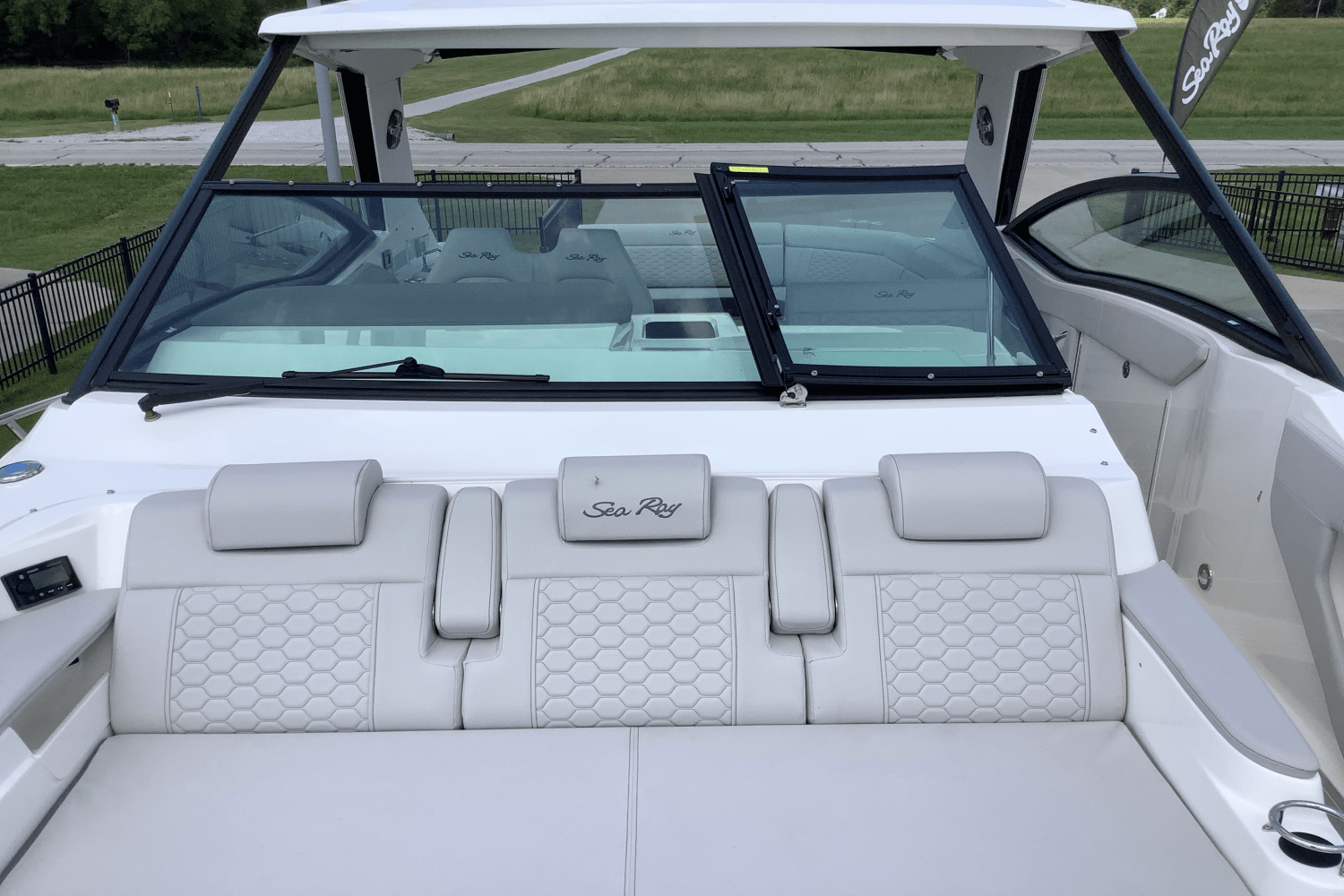 Slide: The Image of Sea Ray Sundancer 320 2025 - 31